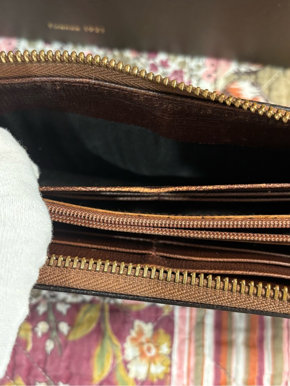 Gucci Beige GG Canvas Zip Wallet with Green and Red Heart Motifs. - Picture 9 of 14